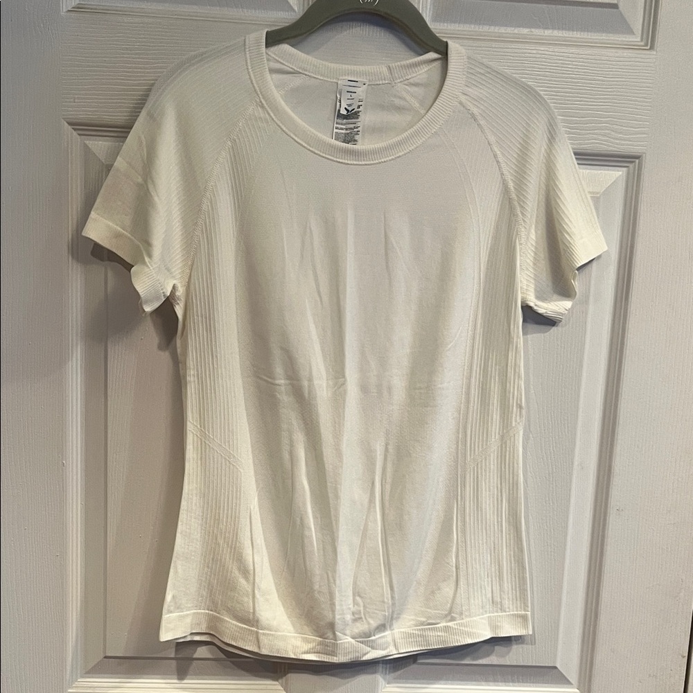 Old Navy Seamless Go-Dry Cream Short Sleeve Tee